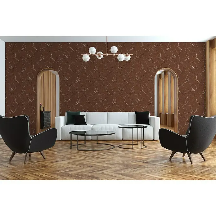 A.S. Création Metropolitan Stories II Vliestapete Marmor - Kupfer/Grau, Steinoptik, 10,05 x 0,53 m - Ein Wohnzimmer mit modernem Flair, dominiert von einer stilvollen Wandtapete in Marmoroptik, die dem Raum Eleganz verleiht.