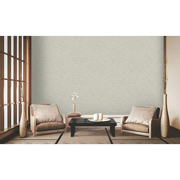 A.S. Création Metropolitan Stories II Vliestapete - Grau/Beige, Uni, 10,05 x 0,53 m, Matt - Ein helles Interieur mit zwei Sesseln, einem Tisch, einer Vase und einer Fensterfront. Die Szene strahlt Ruhe und Harmonie aus.