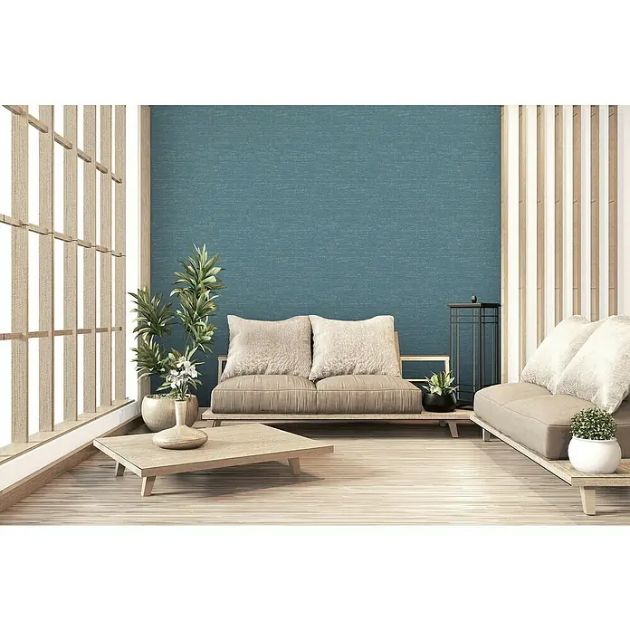 A.S. Création Metropolitan Stories II Vliestapete Uniquer - Gold/Blau, Uni, 10,05 x 0,53 m - Helle Wohnungseinrichtung mit minimalistischem Sofa und Pflanzen, die ein ruhiges, japanisch inspiriertes Ambiente schaffen.