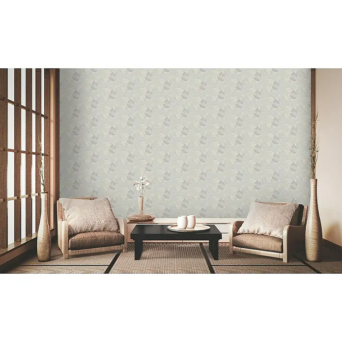 A.S. Création Metropolitan Stories II Vliestapete Koi - Weiß/Silber, Tieroptik, 10,05 x 0,53 m - Elegantes Interieur mit zwei Sesseln, einem Tisch und dekorativen Vasen vor einer dezent gemusterten Wand für ein harmonisches Wohnambiente.