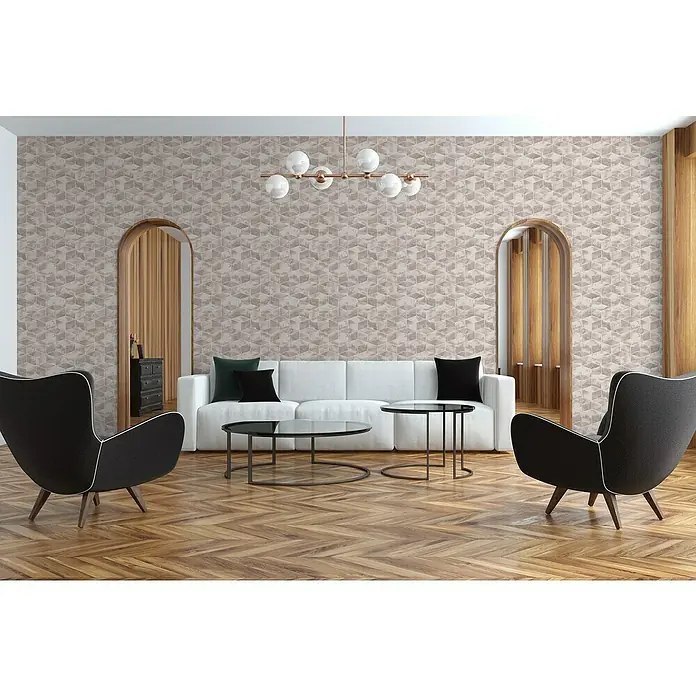 A.S. Création Metropolitan Stories II Vliestapete Marmor - Rosa/Gold, 3D-Optik, 10,05 x 0,53 m - Ein Wohnzimmer mit einem stilvollen Kronleuchter, einem weißen Sofa, zwei schwarzen Sesseln und einem geometrischen Wandmuster.