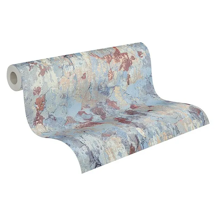 A.S. Création Metropolitan Stories II Vliestapete Putzwand - Blau, Steinoptik, 10,05 x 0,53 m - Abgerollte Tapetenrolle mit einem Muster, das an eine abblätternde Wand erinnert, in Blautönen und rostfarbenen Akzenten.