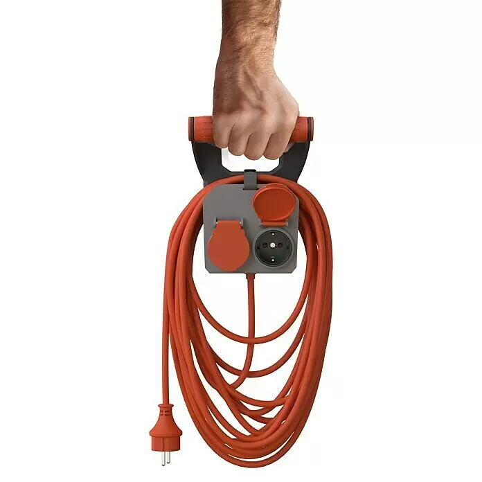 Verlängerungskabel RollON - 10 m, Grau/Rot, IP44, H05VV-F - Hand hält orangefarbene Kabeltrommel mit grauem Gehäuse und zwei abgedeckten Steckdosen.