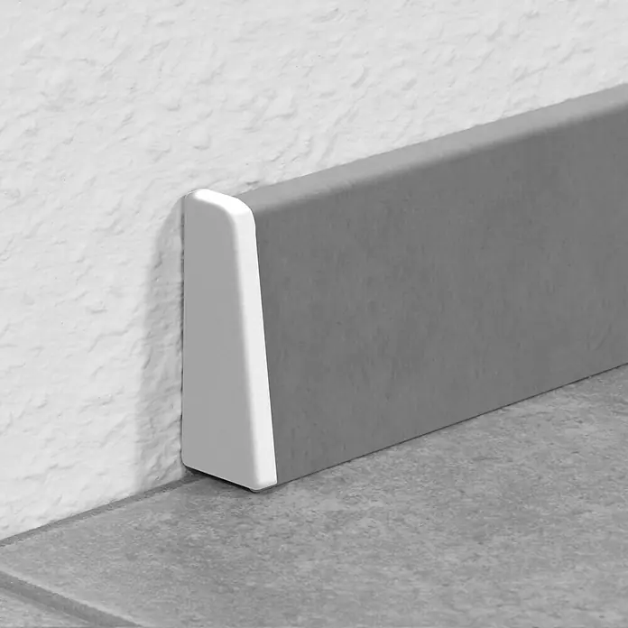 LOGOCLIC Endkappe K40 C - Weiß, 2 Stk., Passend für: LOGOCLIC Sockelleiste K40 C - Detailaufnahme einer grauen Sockelleiste mit weißem Abschluss vor einer weißen Wand, die den Boden schützt.