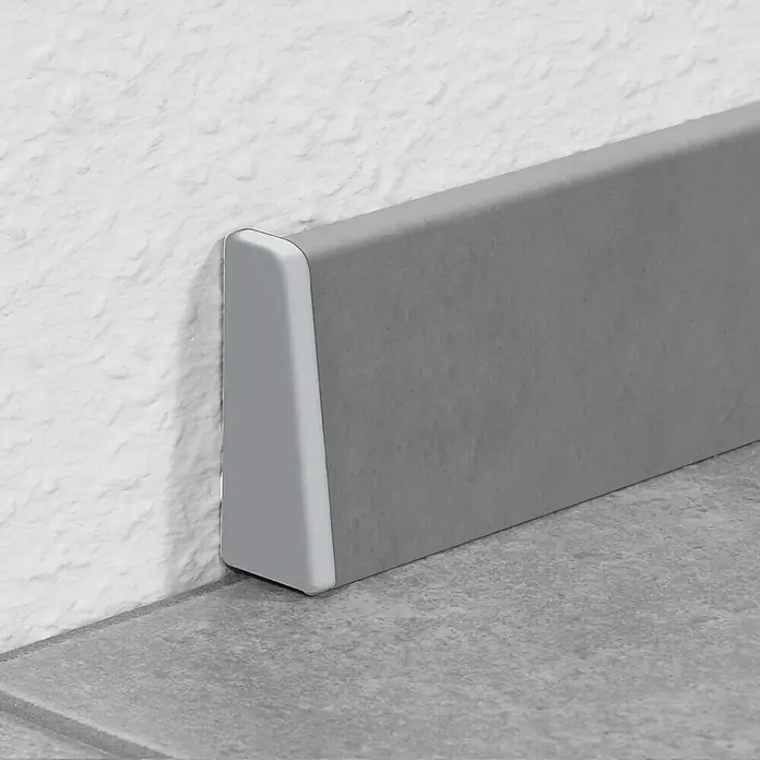 LOGOCLIC Endkappe K40 C - Grau, 2 Stk., Passend für: LOGOCLIC Sockelleiste K40 C - Graue Fußleiste vor weißer Wand und grauem Boden. Eine praktische und stilvolle Ergänzung für jeden Raum, schützt Wände und verleiht einen sauberen Abschluss.