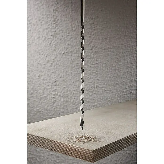 Wolfcraft Holzbohrer Standard - 1 Stk., Durchmesser Bohrer: 16 mm, Länge: 250 mm - Ein Schlangenbohrer bohrt ein Loch in ein Stück Holz. Ein Werkzeug zum präzisen Bohren mit sauberen Ergebnissen.