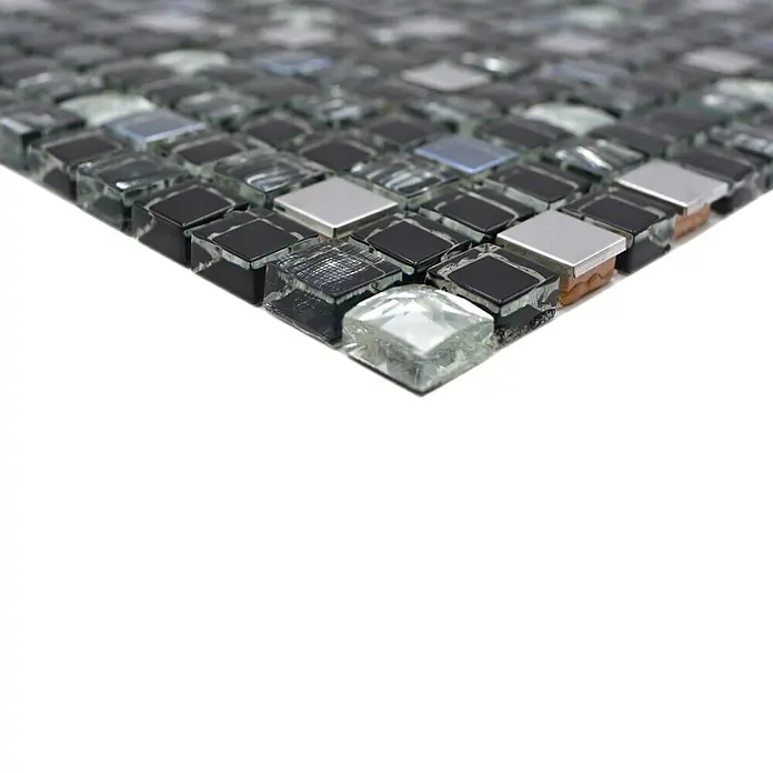 Mosaikfliese Quadrat Crystal Mix XCM M780 - 30 x 30 cm, Schwarz, Glänzend - Nahaufnahme eines Musters aus schwarzen, silbernen und klaren Glasmosaikfliesen, die ein modernes und elegantes Design für Wände und Böden bieten.