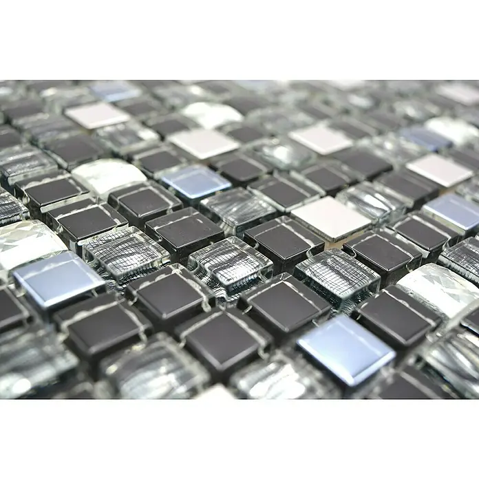 Mosaikfliese Quadrat Crystal Mix XCM M780 - 30 x 30 cm, Schwarz, Glänzend - Nahaufnahme von quadratischen Glasmosaikfliesen in Schwarz, Weiß und Silbertönen, die ein elegantes und modernes Design für Wände und Böden bieten.