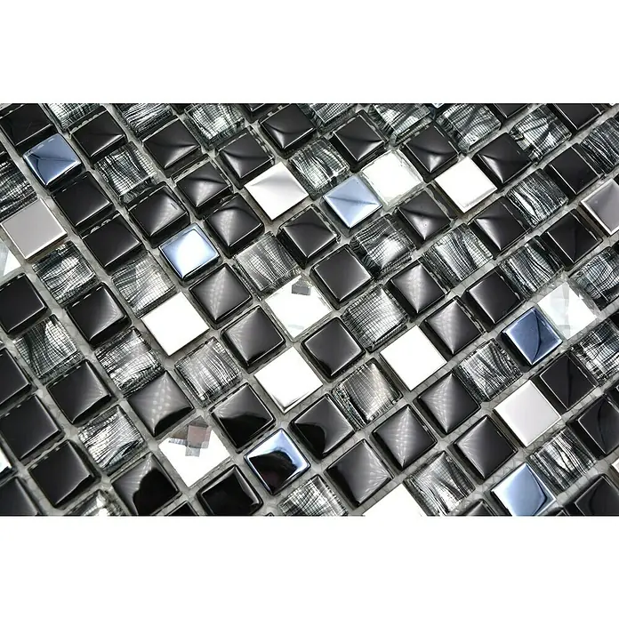 Mosaikfliese Quadrat Crystal Mix XCM M780 - 30 x 30 cm, Schwarz, Glänzend - Nahaufnahme eines Musters aus schwarzen, weißen und grauen quadratischen Mosaikfliesen, die eine glatte, reflektierende Oberfläche aufweisen.