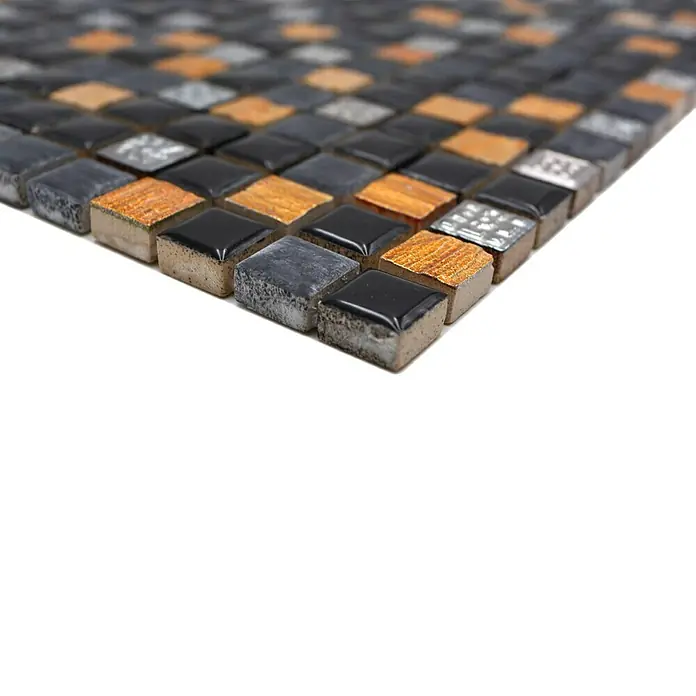 Mosaikfliese XRS S3K - 30,5 x 30,5 cm, Schwarz, Glänzend - Nahaufnahme von Mosaikfliesen in Schwarz-, Grau-, Gold- und Silbertönen, die ein luxuriöses und modernes Design für Innenräume bieten.