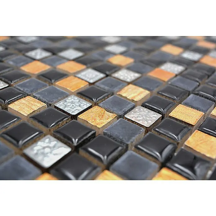Mosaikfliese XRS S3K - 30,5 x 30,5 cm, Schwarz, Glänzend - Nahaufnahme eines Mosaiks mit schwarzen, grauen, silbernen und goldenen quadratischen Fliesen.