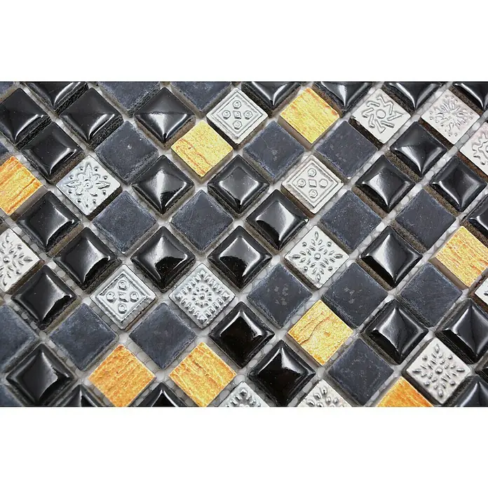 Mosaikfliese XRS S3K - 30,5 x 30,5 cm, Schwarz, Glänzend - Nahaufnahme von quadratischen Mosaikfliesen in Schwarz, Grau, Silber und Gold, die ein strukturiertes Muster bilden.