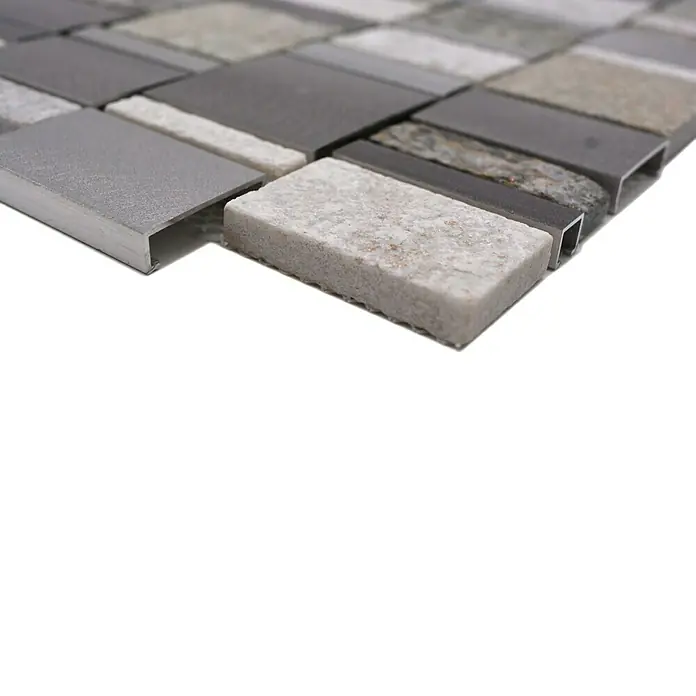 Mosaikfliese Mix XSA 515 - 29,6 x 29,8 cm, Silber, Matt - Ein genauer Blick auf eine Mosaikfliese mit einer Mischung aus grauen Steinen und Metalleinlagen, die ein modernes Design für Wand- oder Bodenbeläge bietet.