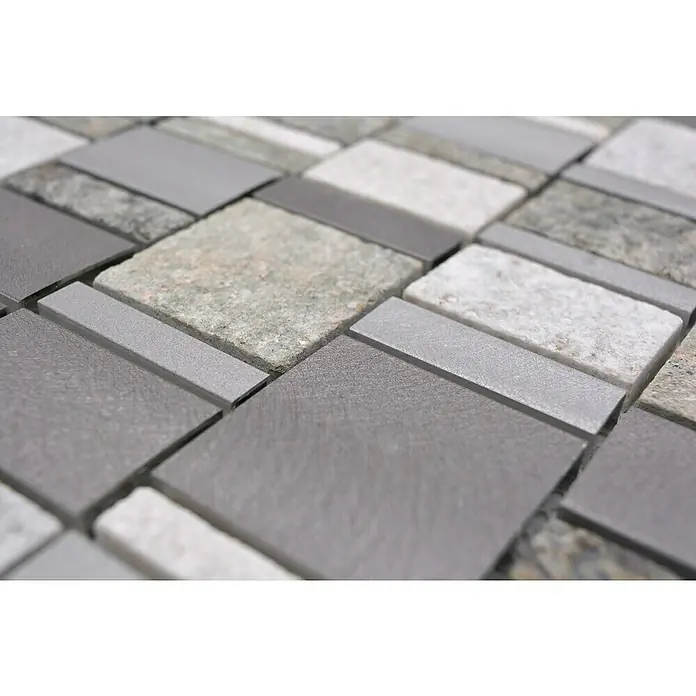 Mosaikfliese Mix XSA 515 - 29,6 x 29,8 cm, Silber, Matt - Nahaufnahme von einer Oberfläche mit verschiedenen Keramikfliesen in Grau- und Naturtönen, die ein modernes Muster bilden.