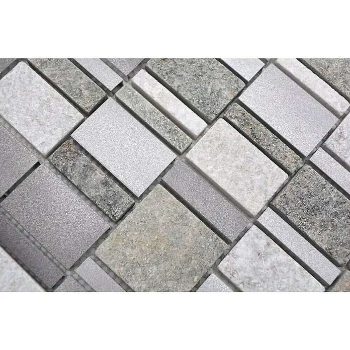 Mosaikfliese Mix XSA 515 - 29,6 x 29,8 cm, Silber, Matt - Nahaufnahme von grauen und weißen Mosaikfliesen mit unterschiedlichen Texturen, die ein komplexes Muster bilden.
