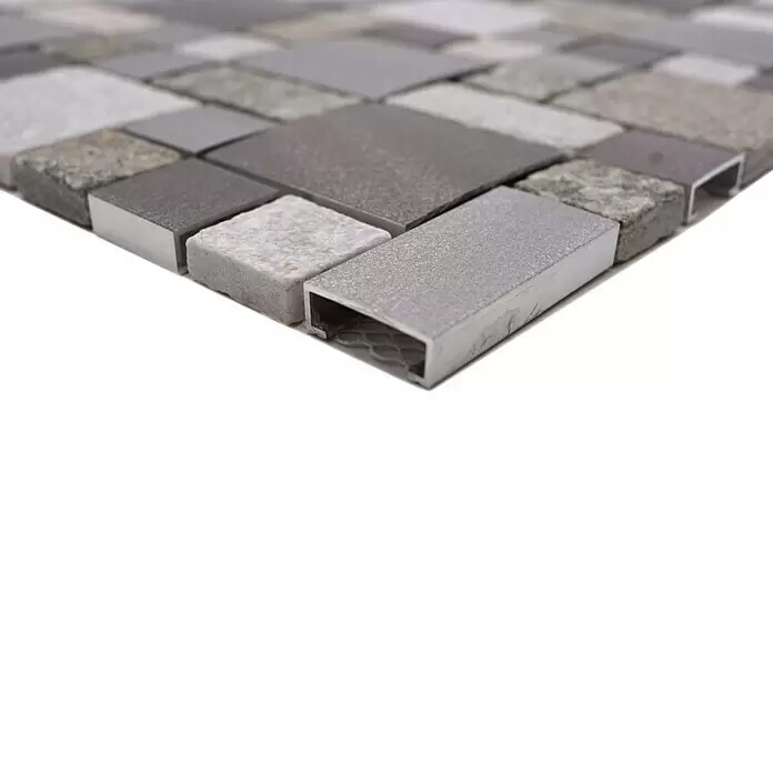 Mosaikfliese Mix XSA 525 - 30 x 30 cm, Grau, Matt - Mosaikfliesenmuster mit grauen und beigen Natursteinstücken und silbernen Metallakzenten.
