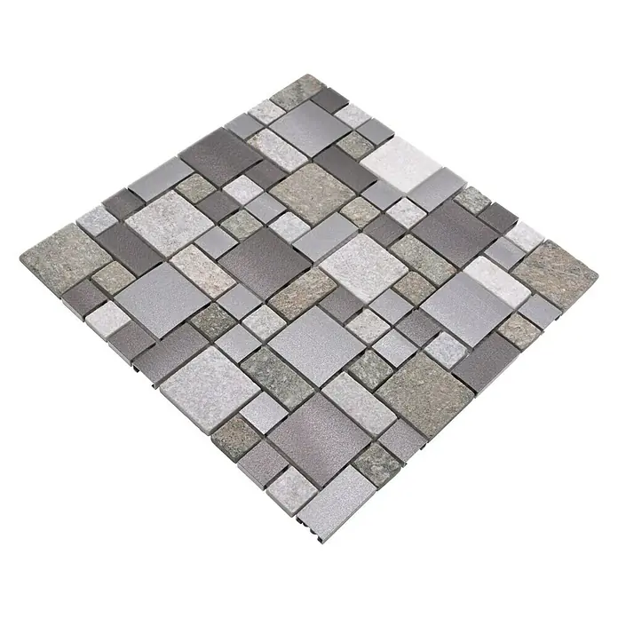 Mosaikfliese Mix XSA 525 - 30 x 30 cm, Grau, Matt - Nahaufnahme eines quadratischen Mosaikfliesenmusters in verschiedenen Grautönen und Texturen auf schwarzem Hintergrund.