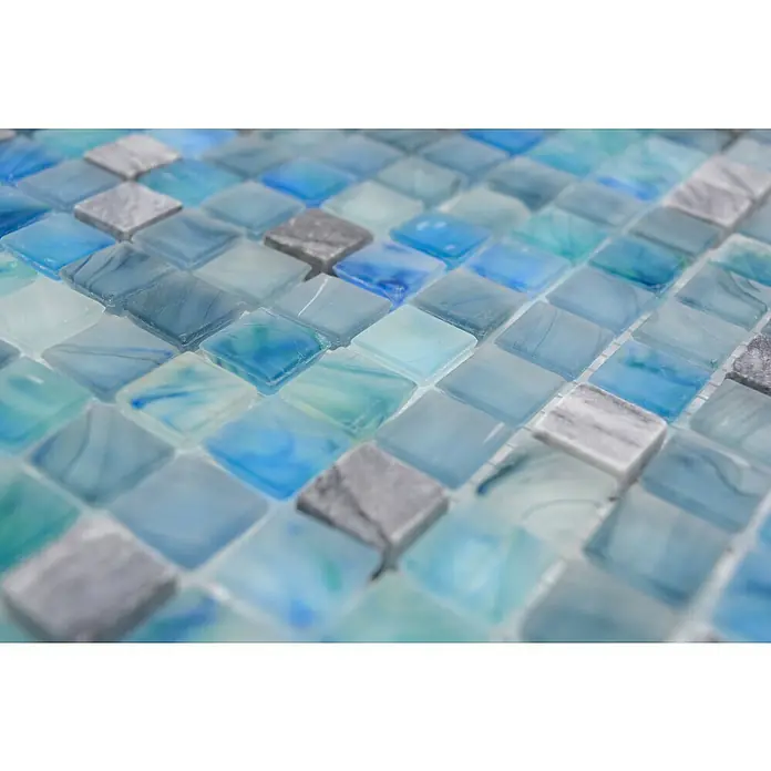 Mosaikfliese Quadrat Crystal Mix XCR 1501 - 29,5 x 29,5 cm, Grün/Blau, Glänzend - Nahaufnahme von quadratischen blauen und grauen Mosaikfliesen, ideal für Badezimmer und Küchen, die ein beruhigendes und modernes Ambiente schaffen.