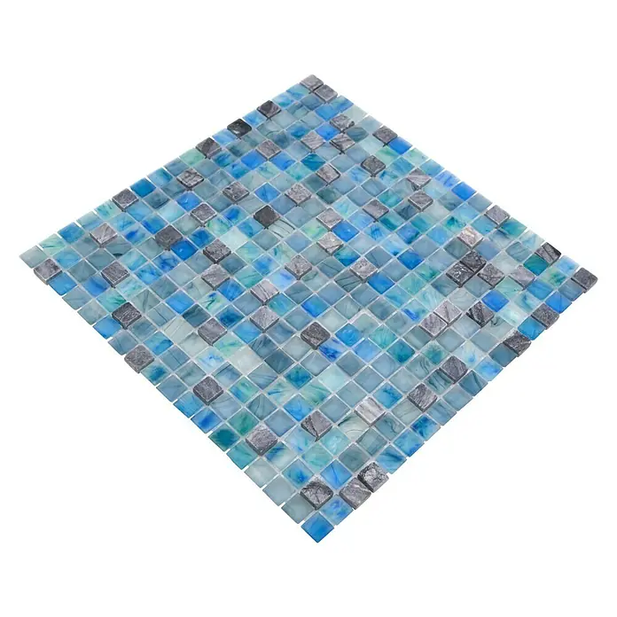 Mosaikfliese Quadrat Crystal Mix XCR 1501 - 29,5 x 29,5 cm, Grün/Blau, Glänzend - Nahaufnahme eines quadratischen Mosaikfliesenmusters in Blau- und Grautönen, perfekt für Badezimmer oder Küchen.