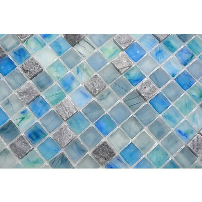 Mosaikfliese Quadrat Crystal Mix XCR 1501 - 29,5 x 29,5 cm, Grün/Blau, Glänzend - Nahaufnahme von blauen und grauen Glasmosaikfliesen.