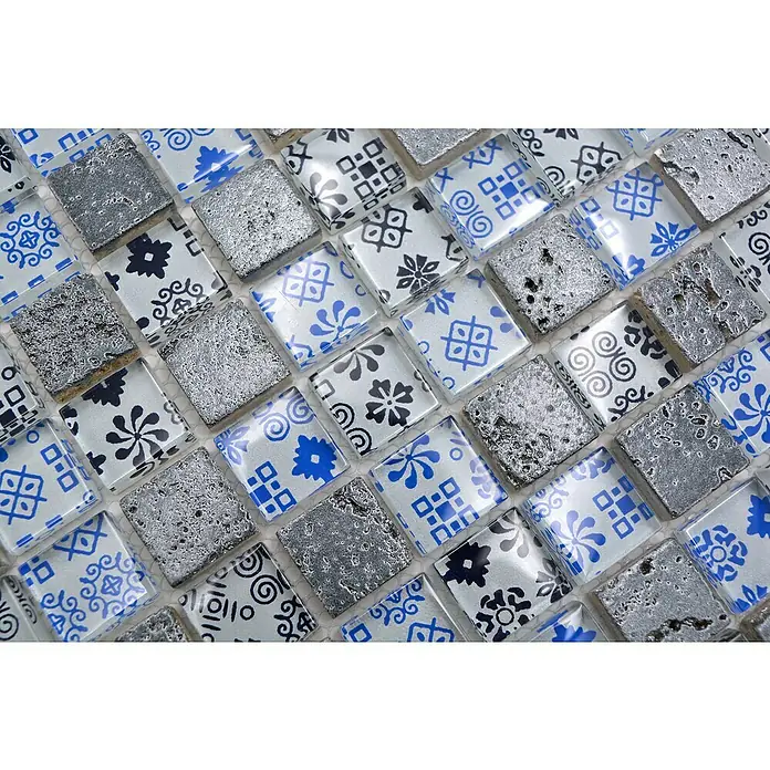 Mosaikfliese Quadrat Crystal Struktur XCM CB07 - 30 x 30 cm, Schwarz/Blau, Glänzend - Nahaufnahme von dekorativen Mosaikfliesen in Silber, Blau und Schwarz mit verschiedenen Mustern für stilvolle Wand- und Bodengestaltung.