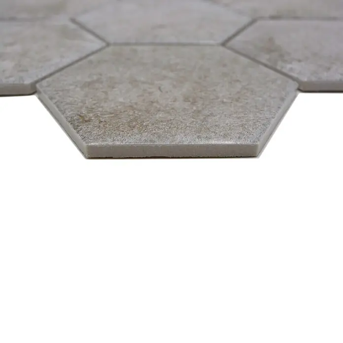 Mosaikfliese Hexagon CIM HX9 CU - 25,6 x 29,55 cm, Grau, Matt - Nahaufnahme eines sechseckigen Bodenbelags in neutralen Farben, ideal für moderne Innenräume.