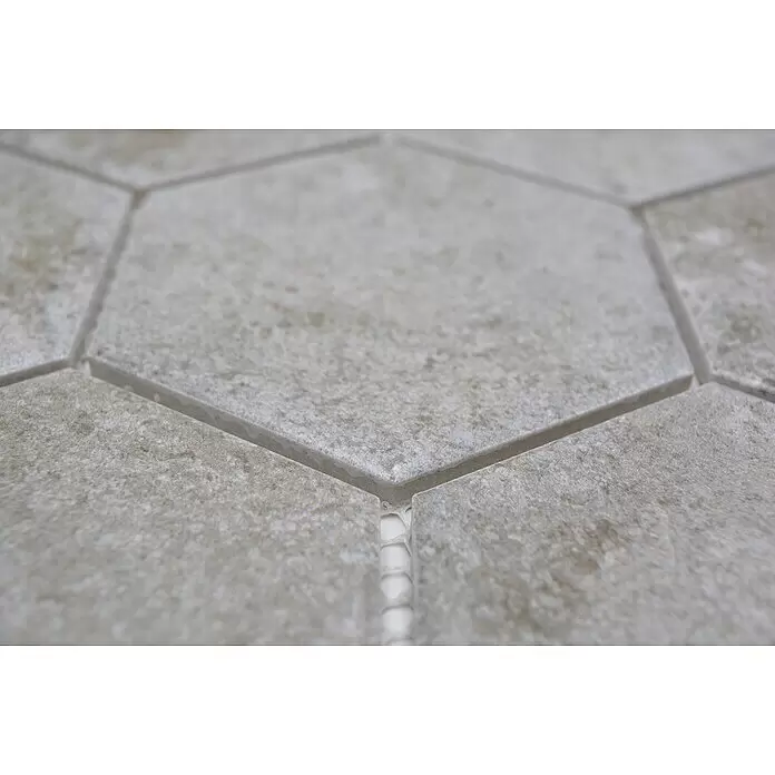 Mosaikfliese Hexagon CIM HX9 CU - 25,6 x 29,55 cm, Grau, Matt - Texturierte hellgraue sechseckige Mosaikfliesen mit sichtbaren Fugen und Netzrückseite zur Verlegung.