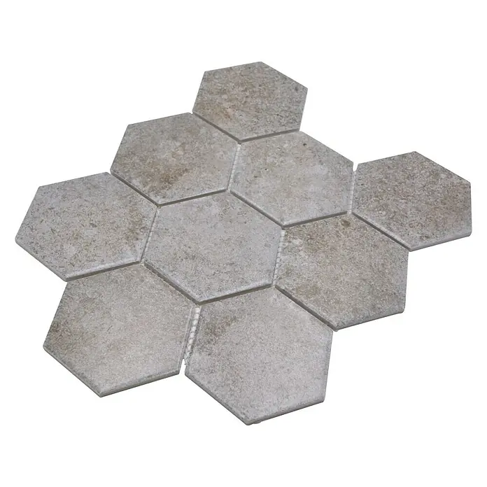 Mosaikfliese Hexagon CIM HX9 CU - 25,6 x 29,55 cm, Grau, Matt - Nahaufnahme von beigen Sechseckfliesen mit einer leicht rauen Oberfläche, die ein interessantes Muster ergeben.