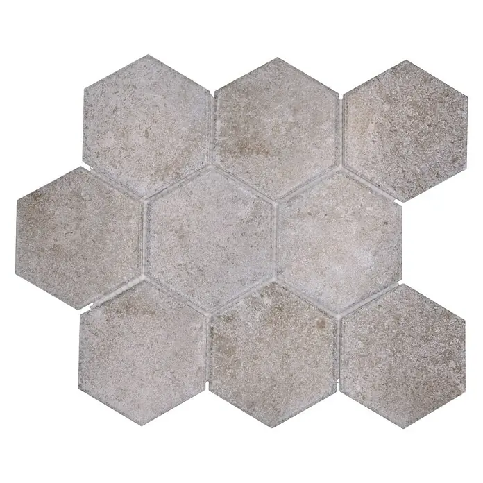Mosaikfliese Hexagon CIM HX9 CU - 25,6 x 29,55 cm, Grau, Matt - Hier ist ein Nahaufnahme von einem sechseckigen hellgrauen Mosaikfliesenmuster auf einer schwarzen Oberfläche. Die Textur der Fliese hat ein abgenutztes Aussehen.