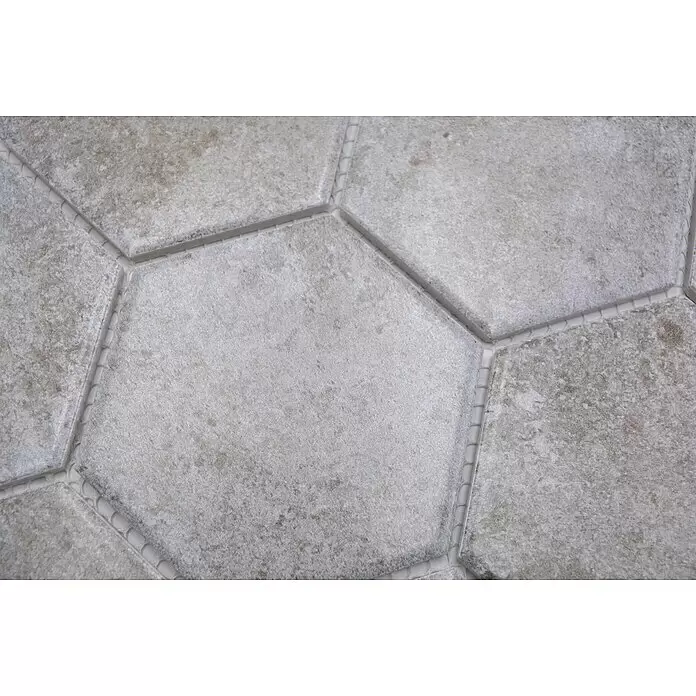 Mosaikfliese Hexagon CIM HX9 CU - 25,6 x 29,55 cm, Grau, Matt - Nahaufnahme von grauen, texturierten sechseckigen Mosaikfliesen mit heller Fuge, zeigt die Netzrückseite.
