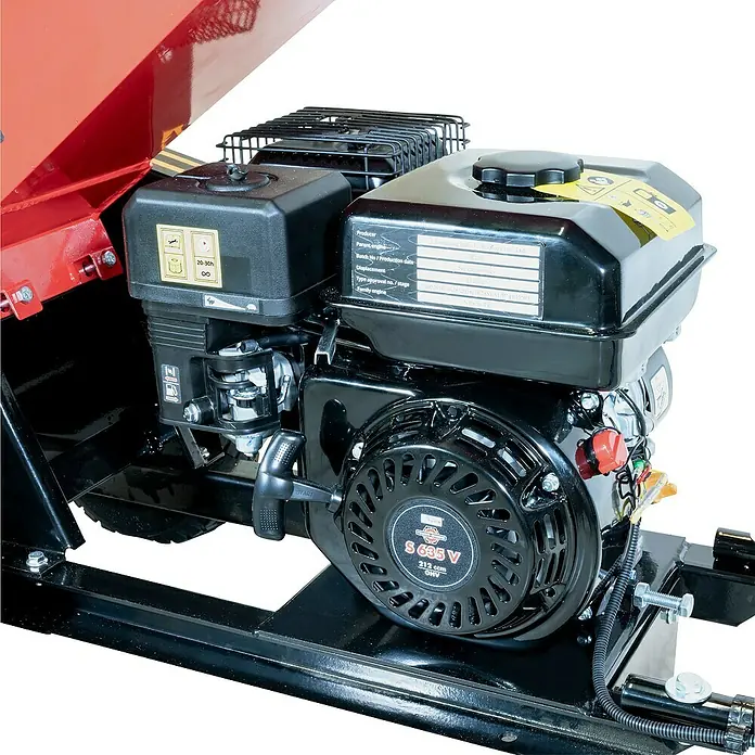 Güde Benzin-Häcksler GH 5.6-50 - Max. Aststärke: 5 cm, 4,1 kW, Hubraum: 212 cm³ - Detailansicht eines schwarzen Gartenhäckslermotors mit rotem Akzent und Kühlrippendesign.