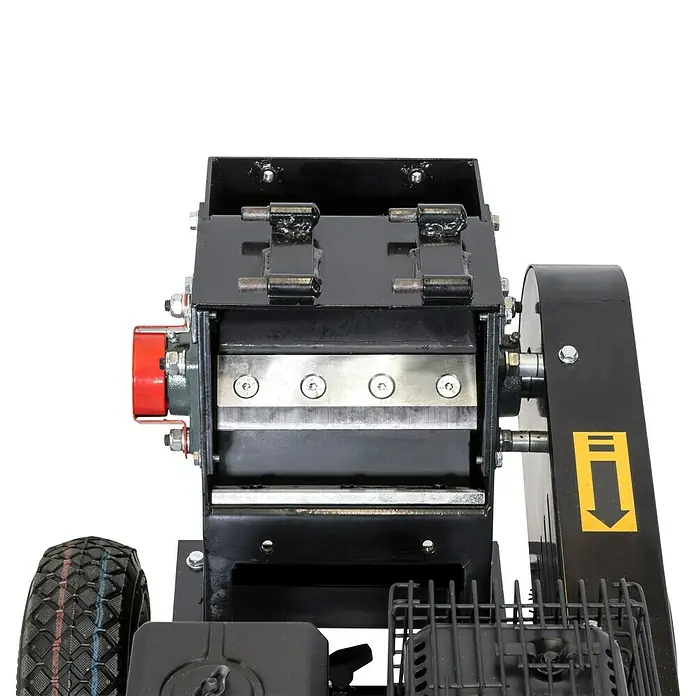 Güde Benzin-Häcksler GH 5.6-50 - Max. Aststärke: 5 cm, 4,1 kW, Hubraum: 212 cm³ - Nahaufnahme eines Holzhäckslers. Die Maschine ist schwarz mit silbernen Akzenten und einem roten Detail.