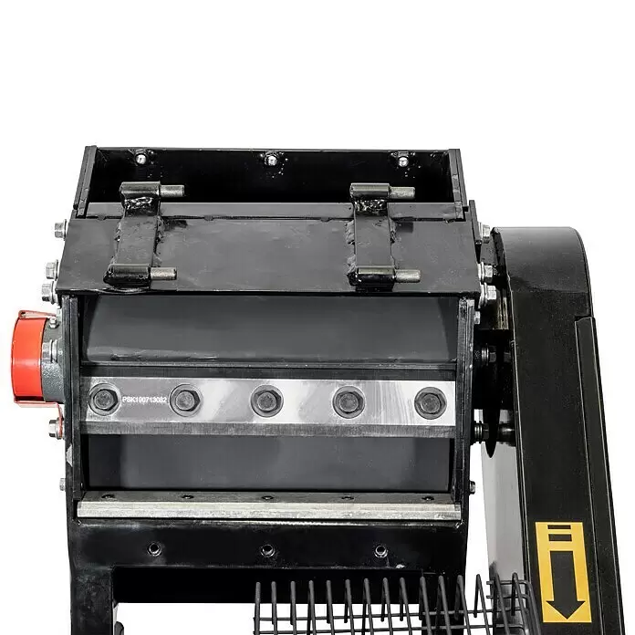Güde Benzin-Häcksler GH 11.7-100 - Max. Aststärke: 10 cm, 8,6 kW, Hubraum: 420 cm³ - Nahaufnahme des Schneidwerks einer schwarzen Industrieschreddermaschine mit scharfen Stahlklingen und Schrauben.
