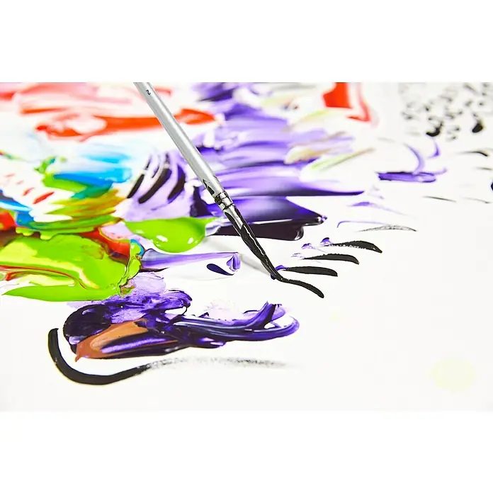 Liquitex Basics Rundpinsel - Größe Pinsel: 12, Nylonfaser, Holz - Nahaufnahme eines Pinsels mit bunter Farbe auf weißem Papier, ideal für kreative Projekte und Kunstliebhaber.