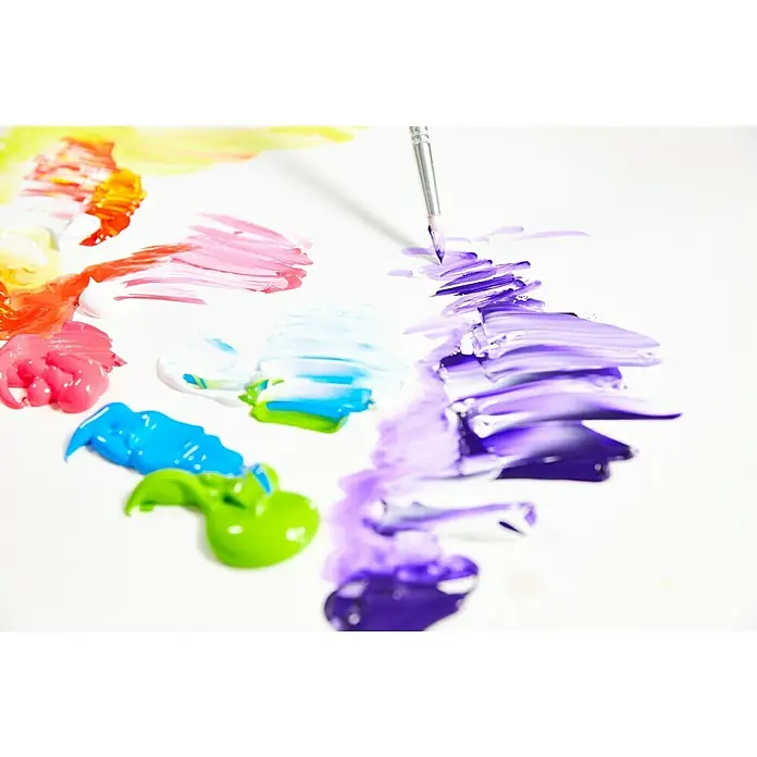 Liquitex Basics Künstlerpinsel-Set Long 5 - 5 -tlg. - Nahaufnahme von Farbtupfern in verschiedenen Farben, die mit einem Pinsel auf eine weiße Oberfläche aufgetragen werden.