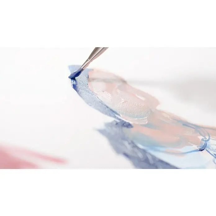 Liquitex Basics Künstlerpinsel-Set Long 5 - 5 -tlg. - Pinsel trägt blaue und rosa Farbe auf eine Leinwand auf, wodurch ein abstrakter, zarter Farbverlauf entsteht. Feinste Pinselstriche und sanfte Texturen.