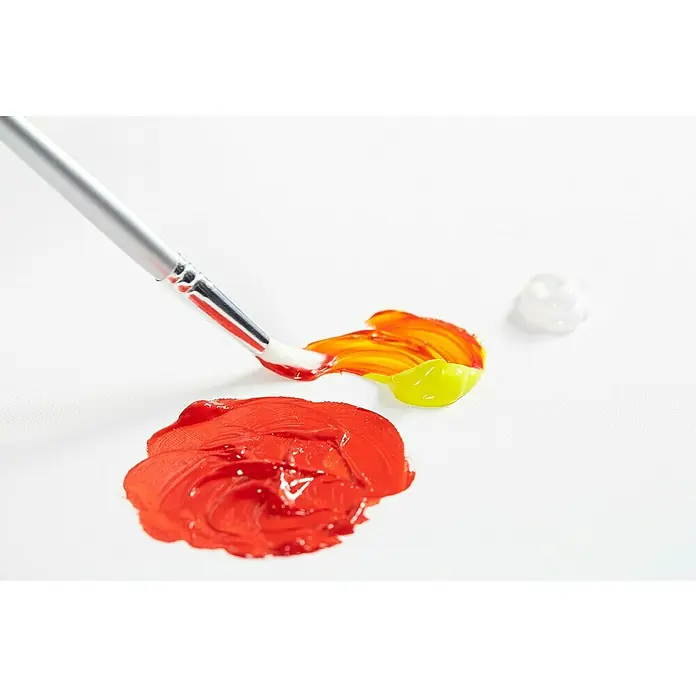 Liquitex Basics Flachpinsel - Größe Pinsel: 5, Nylonfaser, Holz - Nahaufnahme von Farben und Pinsel auf einer Leinwand. Das Bild zeigt die Textur und Lebendigkeit von roter, gelber und oranger Farbe.