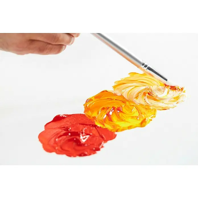 Liquitex Basics Flachpinsel - Größe Pinsel: 5, Nylonfaser, Holz - Auf dem Bild ist ein Pinsel zu sehen, der Ölfarben auf einer Leinwand mischt. Die Farben sind Rot, Orange und Gelb, die miteinander verwirbelt werden.