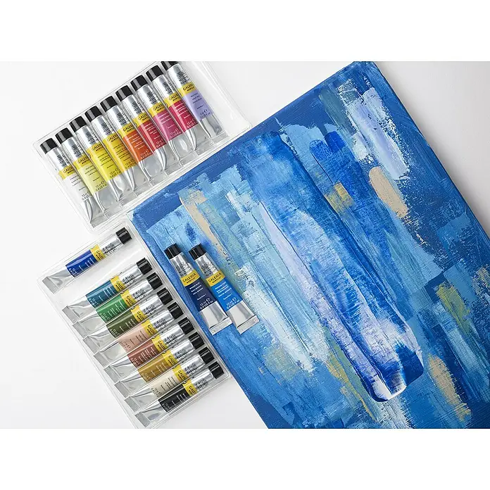 Winsor & Newton Galeria Acrylfarben-Set - 20 Stk. x 12 ml, Tube - Nahaufnahme von Winsor & Newton Galleria Acrylfarben-Sets mit einer Leinwand mit blauen Farbtönen, die die Vielseitigkeit des Produkts demonstrieren.