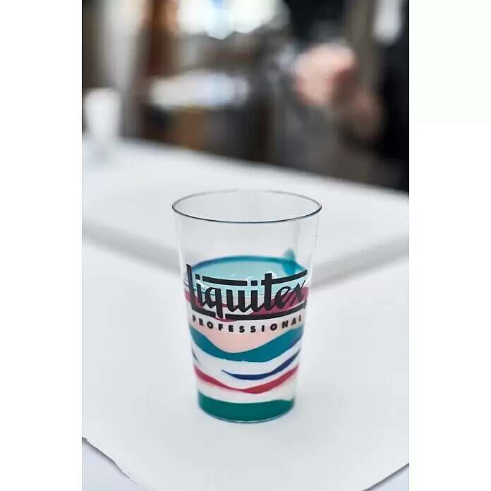 Liquitex Professional Gießmedium Matt - 473 ml, Transparent - Klarer Plastikbecher gefüllt mit bunten, geschichteten Liquitex Professional Farben.