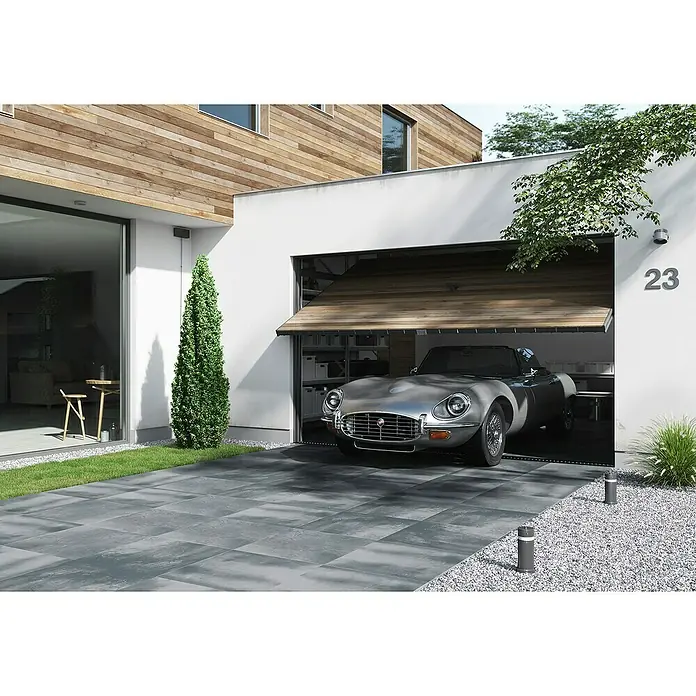 Cersanit Terrassenfliese Beton Grey Dark - 59,3 x 59,3 x 2 cm, Dunkelgrau, Matt - Dieses Bild zeigt ein modernes Haus mit einem Garagentor aus Holz, in dem ein Oldtimer geparkt ist. Elegantes Design und hochwertige Materialien.