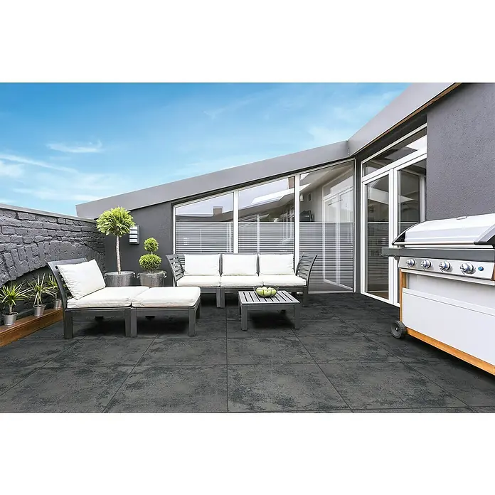 Queens Feinsteinzeugfliese - 119,8 x 119,8 cm, Graphit, Matt - Draußenbereich mit stilvollen Gartenmöbeln und Grill. Die dunklen Bodenfliesen bieten eine moderne Basis für Lounge und Essbereich.