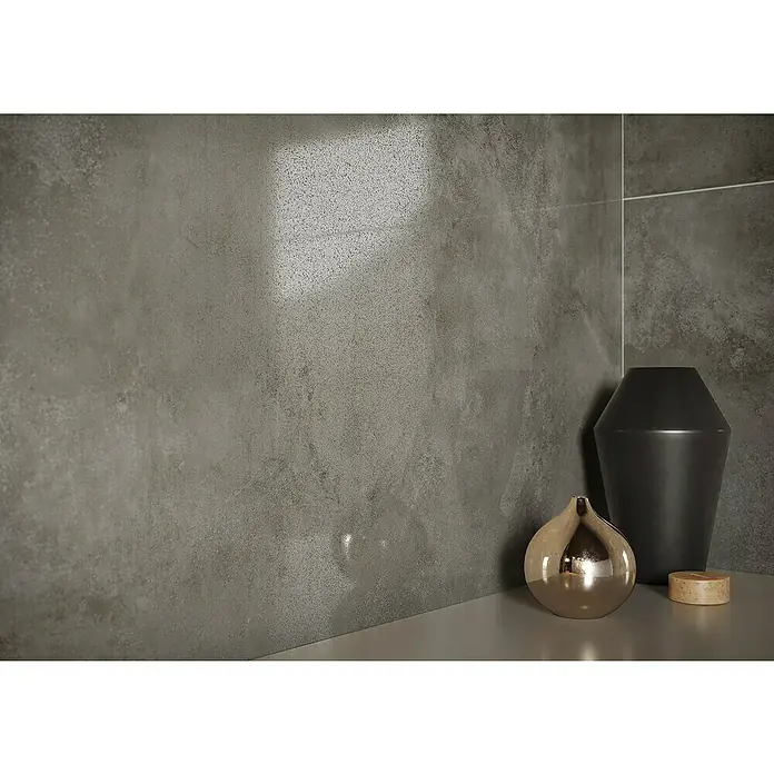Queens Feinsteinzeugfliese - 59,8 x 59,8 cm, Grau, Matt - Elegantes Interieur mit einer grauen Wandfliese, die eine moderne Ästhetik verleiht, akzentuiert durch dekorative Vasen in Gold und Anthrazit.