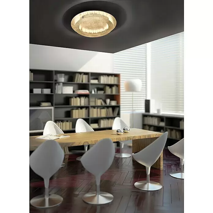 Paul Neuhaus Nevis LED-Deckenleuchte - 24 W, Gold, Warmweiß - Goldfarbene, strukturierte runde Deckenleuchte beleuchtet einen modernen Raum von einer dunklen Decke.