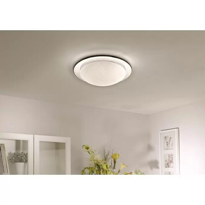 Paul Neuhaus LED-Deckenleuchte rund Skyler - 27 W, Stahl, Warmweiß - Runde weiße LED-Deckenleuchte mit Sternenmuster-Diffusor, an der Decke montiert, beleuchtet einen Raum.