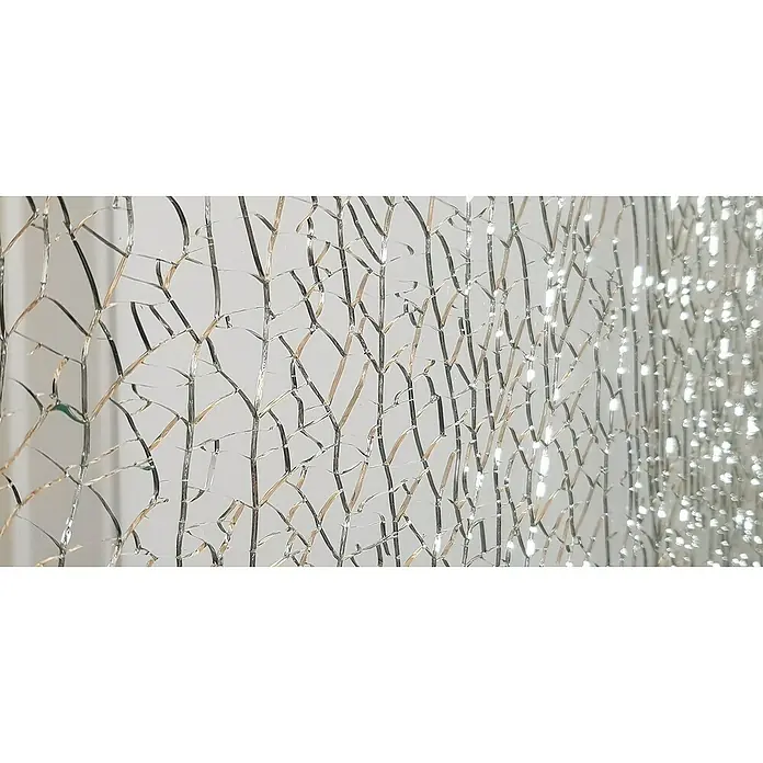 Camargue Duschwand Crash Glass S63 - B x H: 85 x 200 cm, Beschichtet - Detailaufnahme von zerbrochenem Sicherheitsglas mit zahlreichen Rissen, die ein interessantes Muster bilden. Das Glas reflektiert das Licht und erzeugt Glanzpunkte.