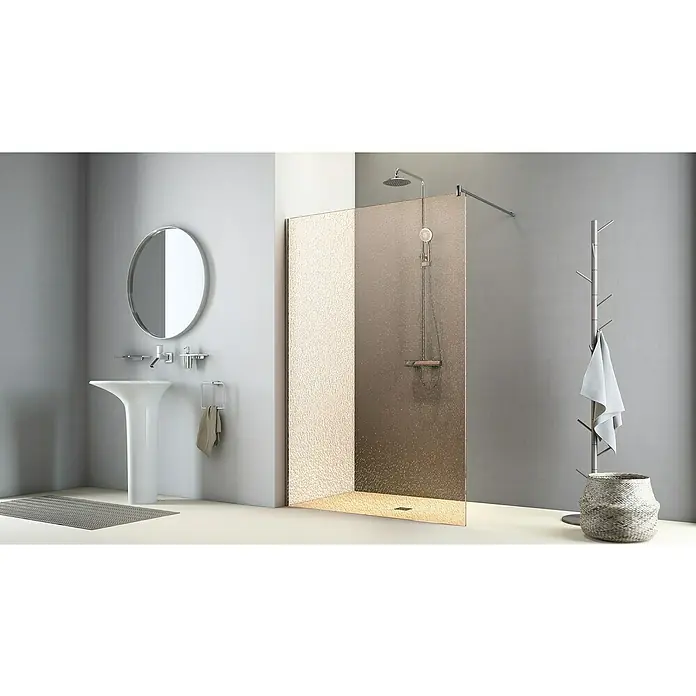 Camargue Duschwand Crash Glass - B x H: 135 x 200 cm, Beschichtet, Bronze - Eine moderne Badezimmer-Szene mit einem stilvollen Waschtisch, einer Duschkabine mit Textur und einem minimalistischen Kleiderständer, die ein elegantes Design zeigt.