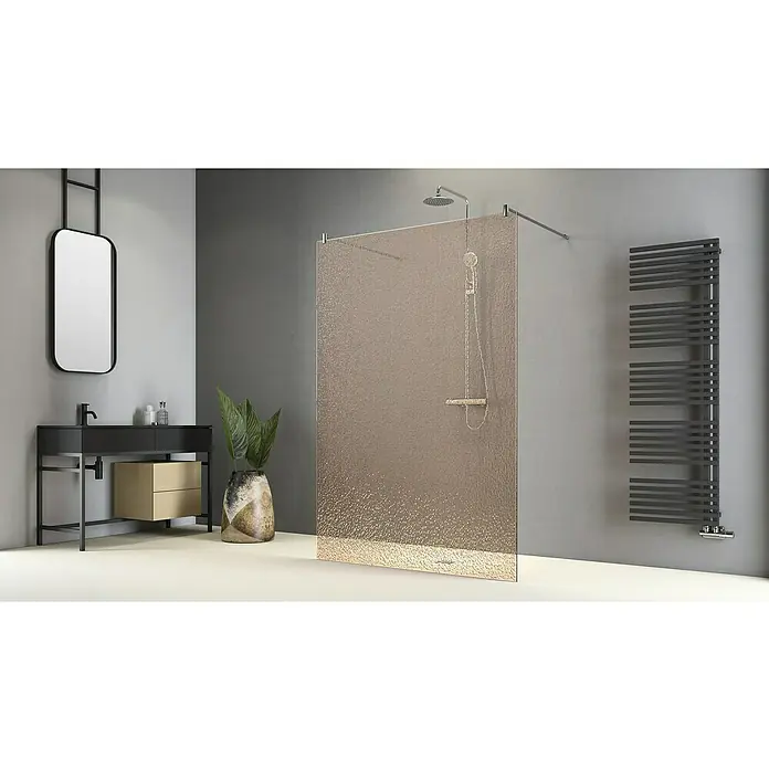 Camargue Duschwand Crash Glass - B x H: 135 x 200 cm, Beschichtet, Bronze - Modernes Badezimmer mit begehbarer Dusche, Waschtisch mit Spiegel und grauem Heizkörper. Stilvolles und funktionales Design.