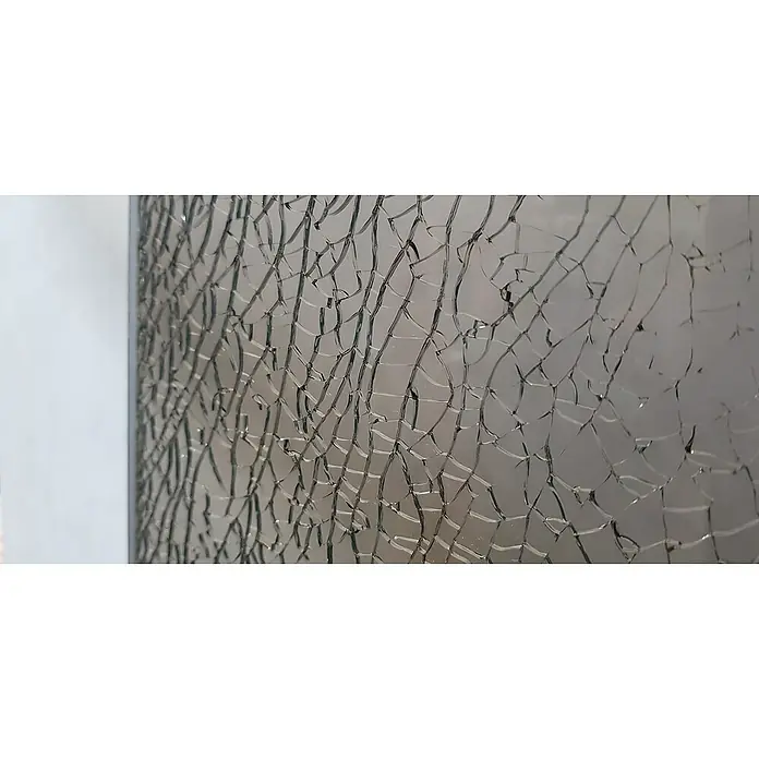 Camargue Duschwand Crash Glass - B x H: 135 x 200 cm, Beschichtet, Bronze - Nahaufnahme einer zerbrochenen Glasscheibe, die ein komplexes Netz aus Rissen aufweist und die Sprödigkeit des Materials hervorhebt.