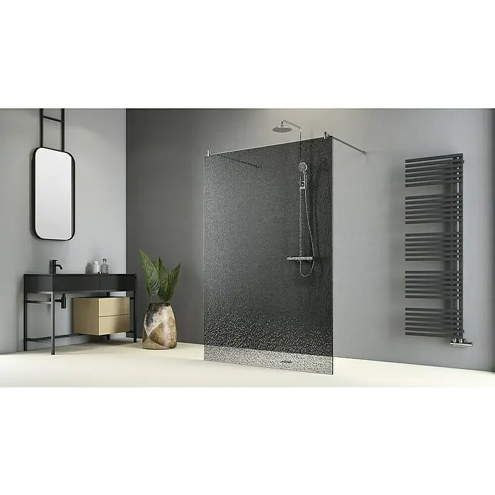 Camargue Duschwand Crash Glass - B x H: 135 x 200 cm, Beschichtet, Grau - Stilvolles Badezimmer mit einer modernen Duschwand aus Glas, einem Waschbecken mit Unterschrank und einem Designheizkörper.